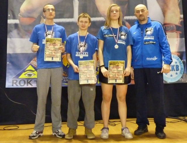Skarżyscy kickboxerzy z trenerem Piotrem Lubeckim (pierwszy z prawej). Od lewej: Kacper Mazur, Łukasz Łoboda i Natalia Kasprzycka.