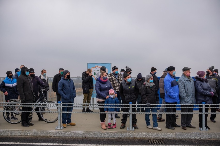 Borusowa-Nowy Korczyn. Policja i sanepid sprawdzają, czy podczas uroczystości otwarcia mostu na Wiśle złamano reżim sanitarny. Był tłum