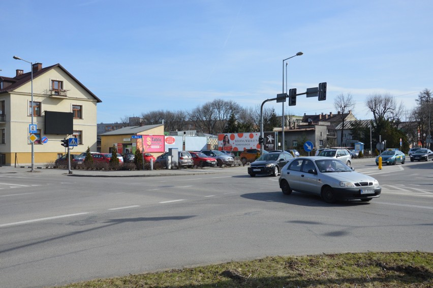 Tarnów. Teren przygotowany dużym kosztem pod budowę ronda miasto za grosze oddało na prywatny parking