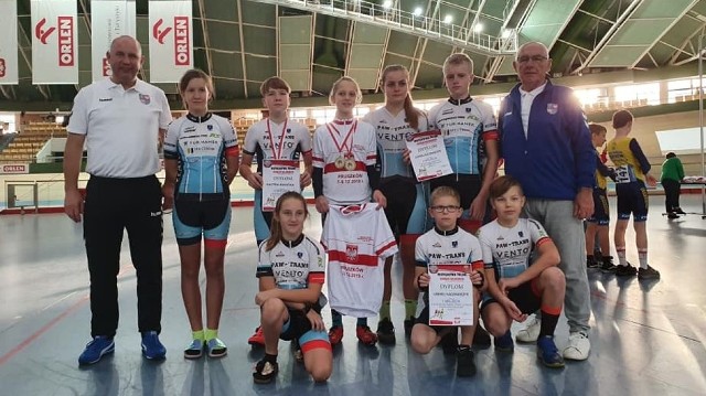 Na welodromie w Pruszkowie odbyły się Mistrzostwa Polski Szkółek Kolarskich w kolarstwie torowym.  Bardzo dobrze zaprezentowali się zawodnicy ze Szkółki Kolarskiej Vento Bike Team Daleszyce.Najlepiej wypadła Gabriela Kaczmarczyk, która wygrała wszystkie cztery konkurencje w których startowała. Podopieczna trenera Krzysztofa Baćkowskiego na najwyższym stopniu podium stanęła w wyścigu punktowym, eliminacyjnym, scratch i na 250 metrów ze startu lotnego. Przed rokiem, startując pierwszy raz na torze, zdobyła 3 srebrne medale.-Jestem dumny z Gabrysi, to wspaniały sukces - powiedział Dariusz Meresiński, burmistrz Daleszyc.  Z bardzo dobrej strony pokazał się również Kacper Kwiatek zdobywając brązowy medal i dwukrotnie czwarte miejsce. Pozostali zawodnicy Zuzanna Mysiór, Viktoria Olejarczyk, Sebastian Boudreau, Łukasz Kozieł oraz Michał Pilarek debiutując w zawodach torowych spisali się na miarę swoich możliwości stawiając pierwsze kroki w tej specjalności kolarstwa.Wyniki poszczególnych zawodników:250 m ze startu lotnego1 m Kaczmarczyk Gabriela - dziewczyny klasa VI4 m Kwiatek Kacper - chłopcy klasa VII10 m Olejarczyk Viktoria - dziewczyny klasa V11 m Kozieł Łukasz - chłopcy klasa V13 m Mysiór Zuzanna - dziewczyny klasa VI24 m Pilarek Michał - chłopcy klasa VI25 m Boudreau Sebastian - chłopcy klasa VIIWyścig Scratch1 m Kaczmarczyk Gabriela - dziewczyny klasa VI3 m Kwiatek Kacper - chłopcy klasa VII8 m Olejarczyk Viktoria - dziewczyny klasa V14 m Kozieł Łukasz - chłopcy klasa V15 m Pilarek Michał - chłopcy klasa VI3 m finał B Boudreau Sebastian - chłopcy klasa VII - VIIIWyścig eliminacyjny1 m Kaczmarczyk Gabriela - dziewczyny klasa VI8 m Olejarczyk Viktoria - dziewczyny klasa V9 m Kozieł Łukasz - chłopcy klasa V11 m Kwiatek Kacper - chłopcy klasa VII12 m Mysiór Zuzanna - dziewczyny klasa VI16 m Pilarek Michał - chłopcy klasa VIWyścig punktowy1 m Kaczmarczyk Gabriela - dziewczyny klasa VI4 m Kwiatek Kacper - chłopcy klasa VII6 m Olejarczyk Viktoria - dziewczyny klasa V10 m Kozieł Łukasz - chłopcy klasa V12 m Mysiór Zuzanna - dziewczyny klasa VI18 m Pilarek Michał - chłopcy klasa VI4 m finał B Boudreau Sebastian - chłopcy klasa VII - VIIISerdecznie gratulujemy i życzymy kolejnych sukcesów. Słowa uznania również dla trenerów Jana Baćkowskiego oraz szczególne dla Krzysztofa Baćkowskiego, który to przygotowywał zawodników w tej specjalności kolarstwa - powiedział Dawid Sobura, prezes Świętokrzyskiego Regionalnego Związku Kolarskiego. (dor)