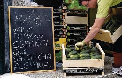 "Lepszy ogórek hiszpański niż niemiecka parówka" - głosi napis na hiszpańskim targowisku Fot. PAP/EPA