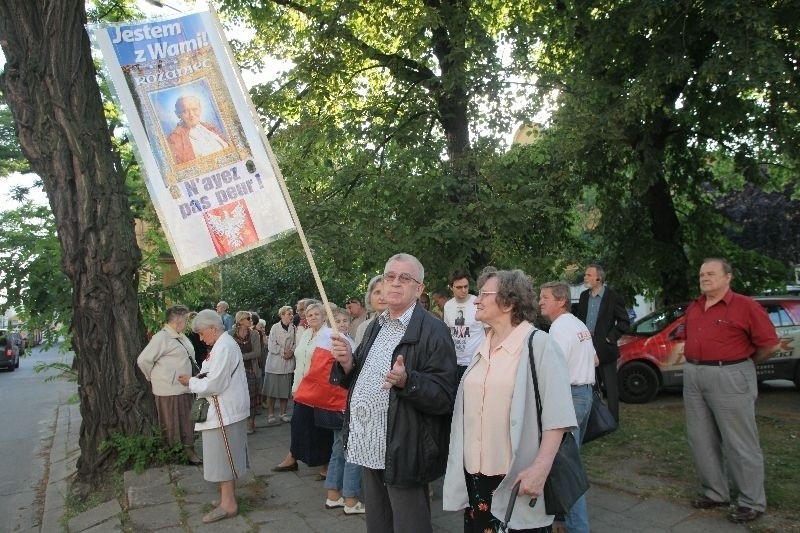 Piekło w Pinokiu: pikiety, modlitwy i wrzaski. Policja na miejscu. "Golgota Picnic" prowokuje 