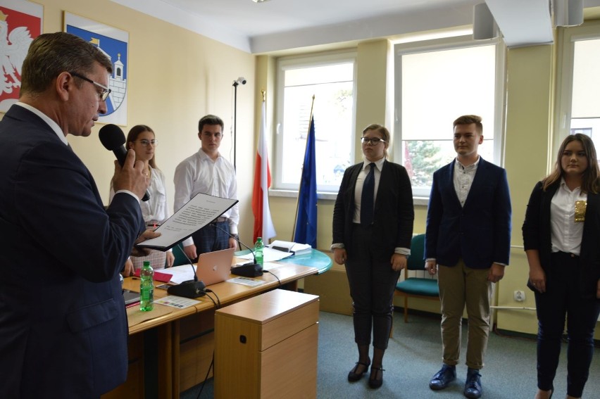 Młodzieżowi radni województwa świętokrzyskiego obradowali w Ostrowcu. Trzech złożyło ślubowanie [ZDJĘCIA]