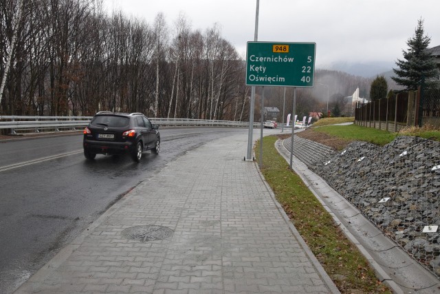 Wyremontowana droga wojewódzka nr 948 z Żywca do Czernichowa, biegnąca brzegiem Jeziora Żywieckiego, oficjalnie została oddana do użytku
