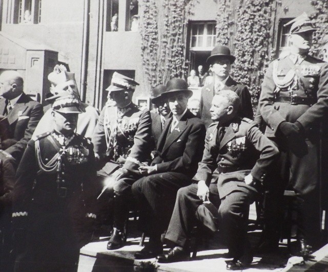 Wojewoda Michał Grażyński (siedzi z prawej) podczas obchodów...