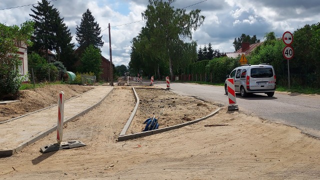 Prace trwają m.in. na ulicy Dzierżęcińskiej. Na odcinku od ulicy Palmowej do Lubiatowskiej trwa budowa chodnika, ścieżki rowerowej oraz oświetlenia.