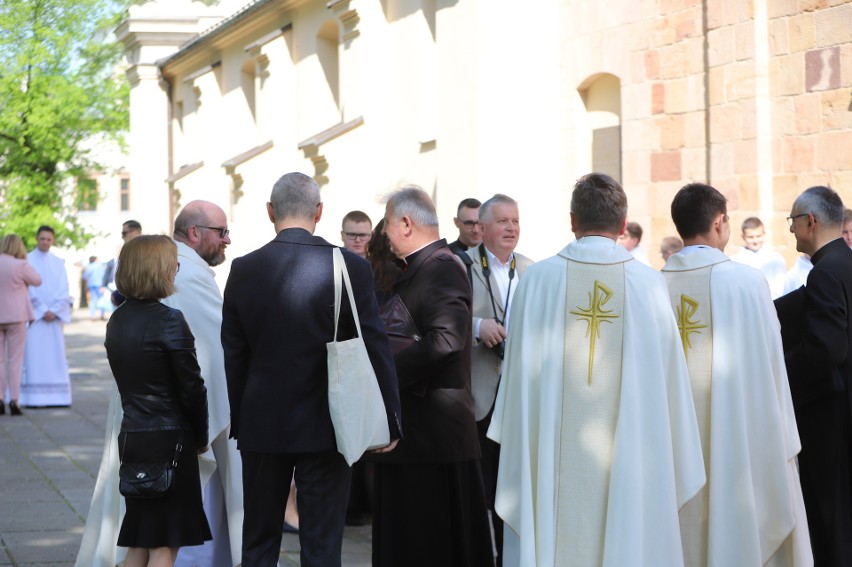 Diecezja kielecka ma sześciu nowych diakonów. W tym ważnym wydarzeniu uczestniczyli biskupi, wielu kapłanów, rodziny diakonów 