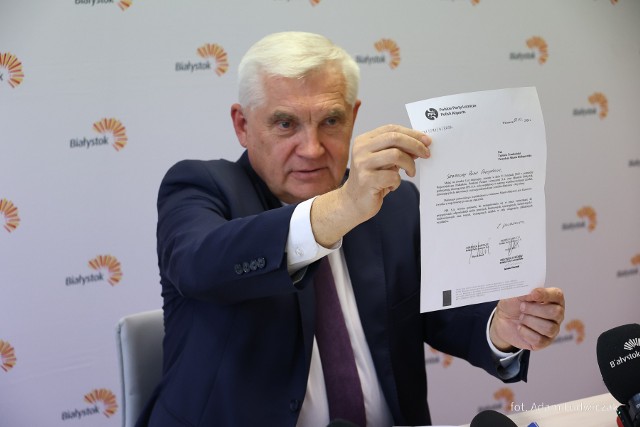 Prezydent Tadeusz Truskolaski prezentuje list od nowego prezesa Polskich Portów Lotniczych