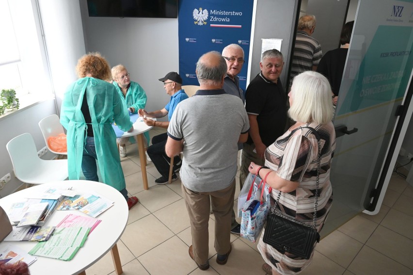 Tłumy na darmowych badaniach w Kielcach. Narodowy Fundusz Zdrowia organizuje Środy z Profilaktyką. Zobacz film i zdjęcia