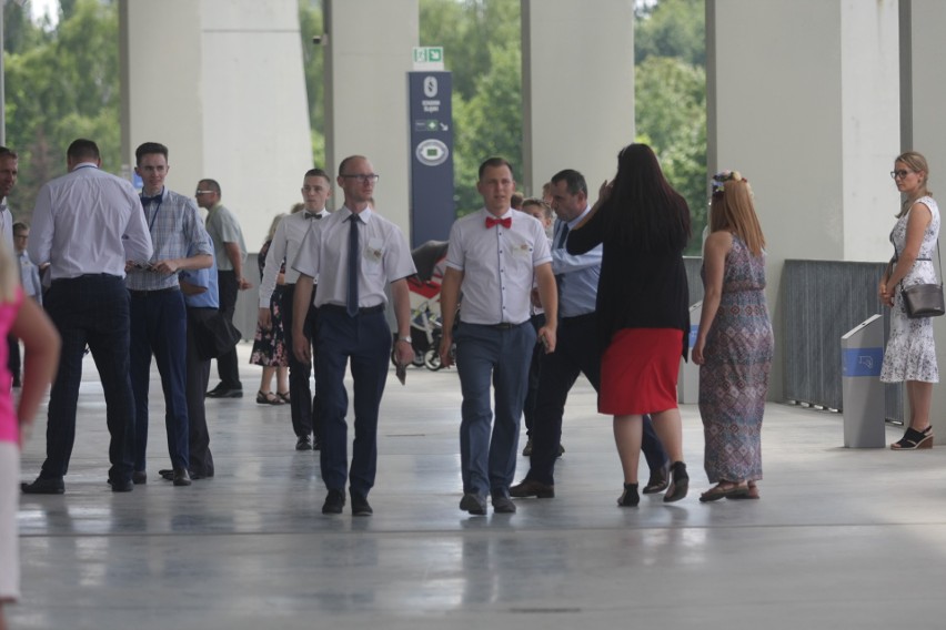 Kongres Świadków Jehowy na Stadionie Śląskim. Dzień 1. Wierni w Chorzowie przez trzy dni będą brać udział w spotkaniach ZDJĘCIA