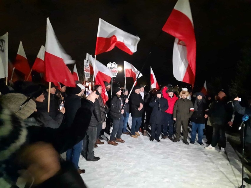 Protest przed Aresztem Śledczym w Radomiu. Zaapelował o to prezes Jarosław Kaczyński. Tutaj w celi znajduje się Mariusz Kamiński