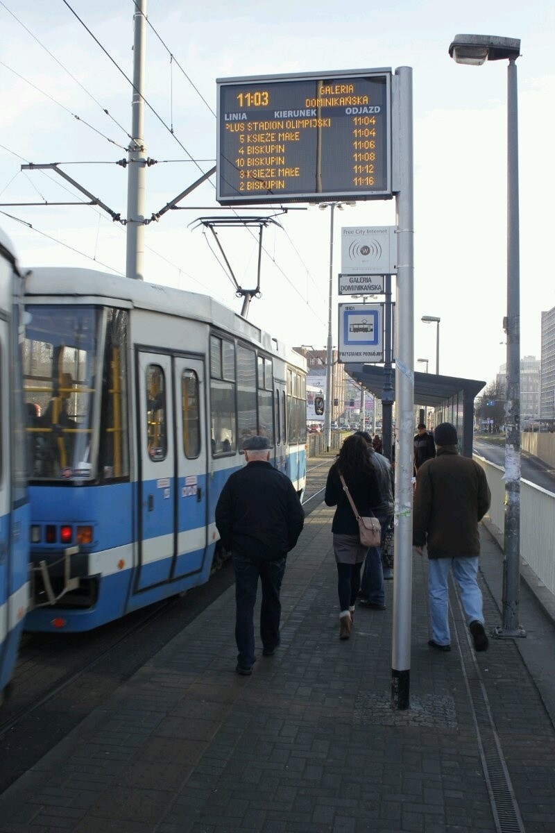 Uwaga! Tablice na przystankach tramwajowych z błędnym rozkładem