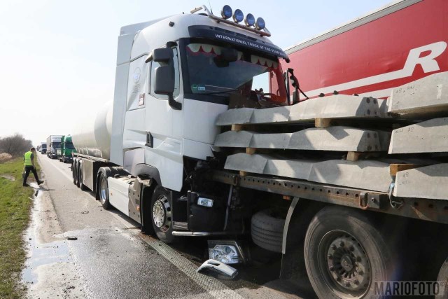 Dwie ciężarówki i dwa auta osobowe zderzyły się w piątek na obwodnicy Opola.