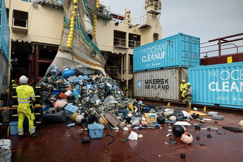 Pierwsze 100 tys. kg śmieci zostało usuniętych z Pacyfiku....