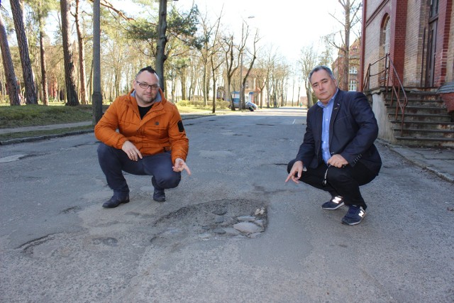 Grzegorz Szyszka i Zbigniew Mazura pokazują w jakim stanie są drogi w Obrzycach.