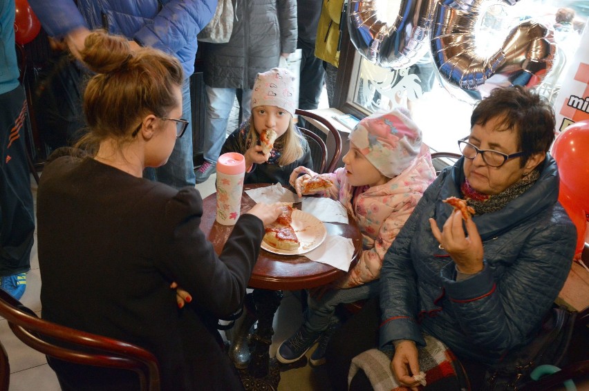 Trzydzieste urodziny kultowej pizzerii w Gdyni. "Gdynianka" świętowała! [zdjęcia, wideo]