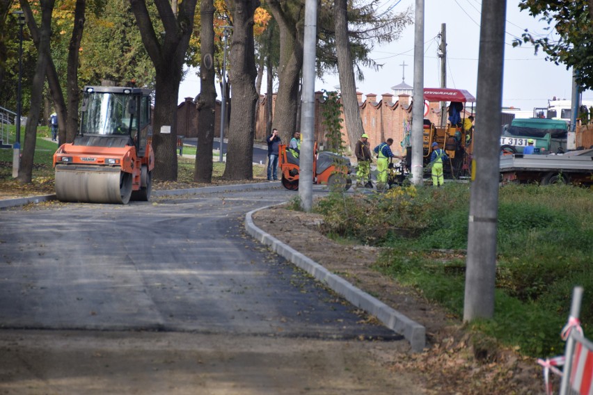 Robotnicy wylali asfalt na drodze w strefie zabytkowej parku