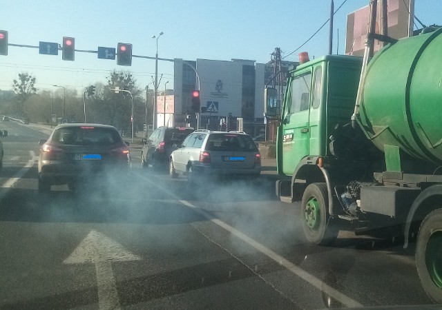 Kłęby dymu świadczą o tym, że niektóre samochody nie spełniają norm emisji spalin. Trudno im będzie wjechać do stref czystego transportu.