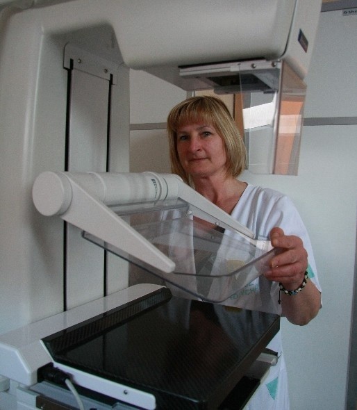 - Badania są całkowicie bezpieczne. Ułatwiają wykrycie zmian nowotworowych - mówi Renata Wasilkiewicz, która prowadzi takie badania w pracowni mammograficznej w międzychodzkim szpitalu.