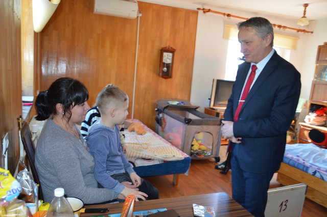 Uchodźcy z dziećmi mieszkają między innymi w hotelu pracowniczym w Lipowej w gminie Opatów. Odwiedził ich w marcu wojewoda świętokrzyski Zbigniew Koniusz.