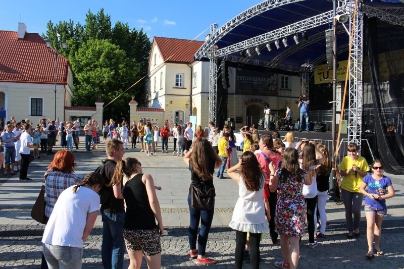 Setki osób tańczyło w centrum belgijkę (zdjęcia, wideo)