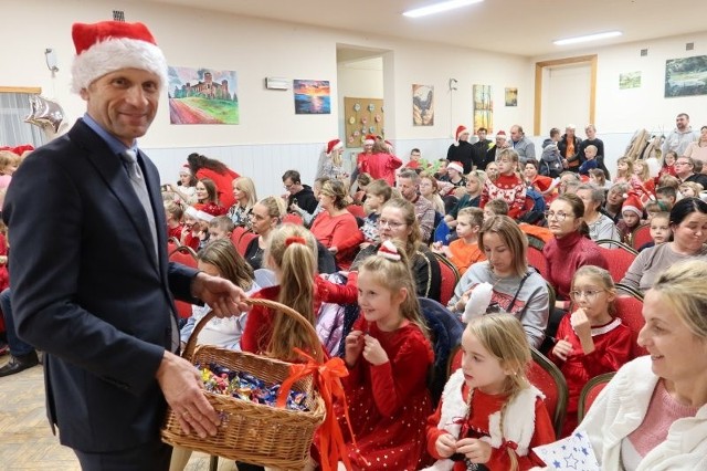 Święty Mikołaj przybył do Piekoszowa. Rozdał dzieciakom moc prezentów. Była radość i super zabawa.