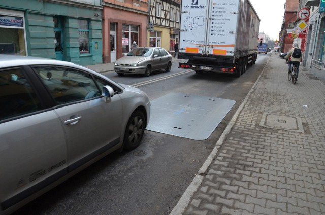Takie płyty zabezpieczającej miejsce awarii i umożliwiającej ruch samochodów, użyto właśnie na ulicy Średzkiej w lutym tego roku. Czy uda się to rozwiązanie zastosować teraz i zmniejszyć korki w tym miejscu?