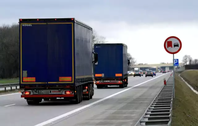 Jest tymczasowy zakaz wyprzedzania dla ciężarówek na autostradzie A4