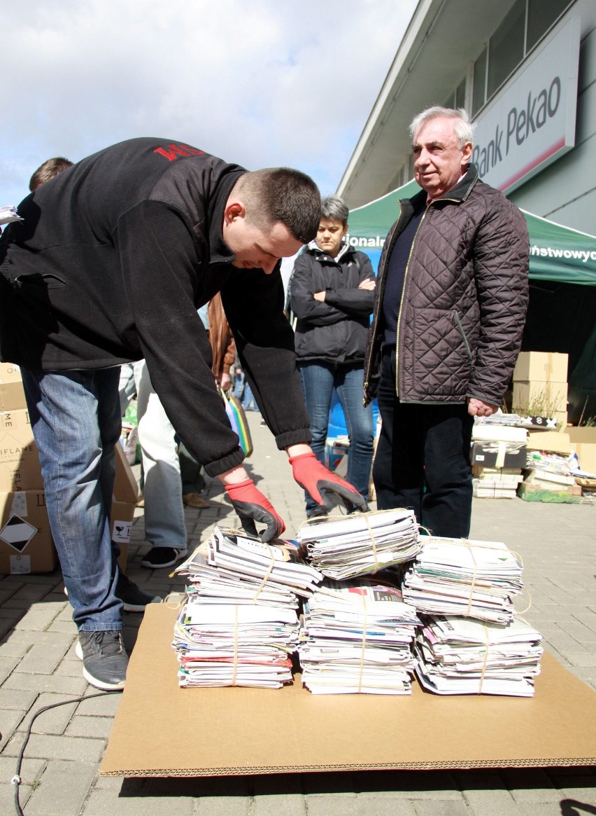 Drzewko za Makulaturę. Przynieśli stare gazety, otrzymali sadzonki (ZDJĘCIA, WIDEO)