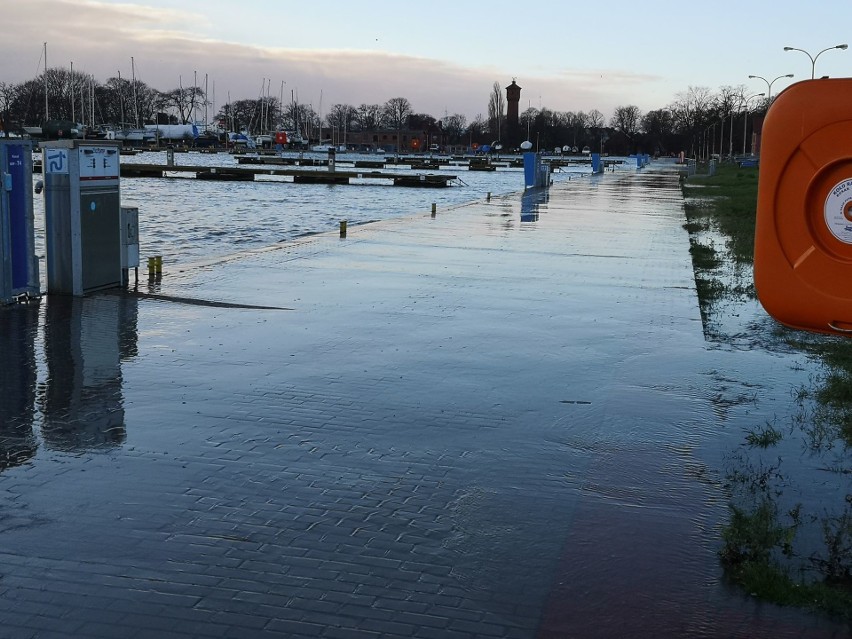 Sztorm spowodował, że ulice przy kanale portowym w Świnoujściu są zalane. Morze zabrało plażę [ZDJĘCIA]