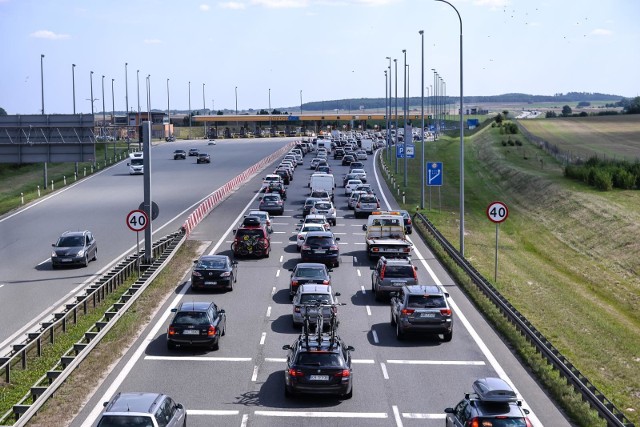 Rusocin koło Gdańska. Korek przy wjeździe na autostradę a1 Amber One