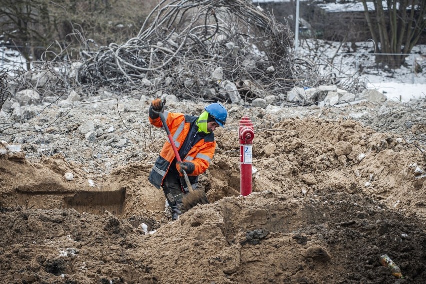 W środę rano podczas rozbiórki koszalińskiego wiaduktu w...