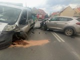 Wypadek busa i auta osobowego. Główna ulica w Kątach Wrocławskich zablokowana [ZDJĘCIA]