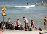 Pogoda nad morzem - Kołobrzeg. Turystom wiatr niestraszny. Wyszli na plażę 