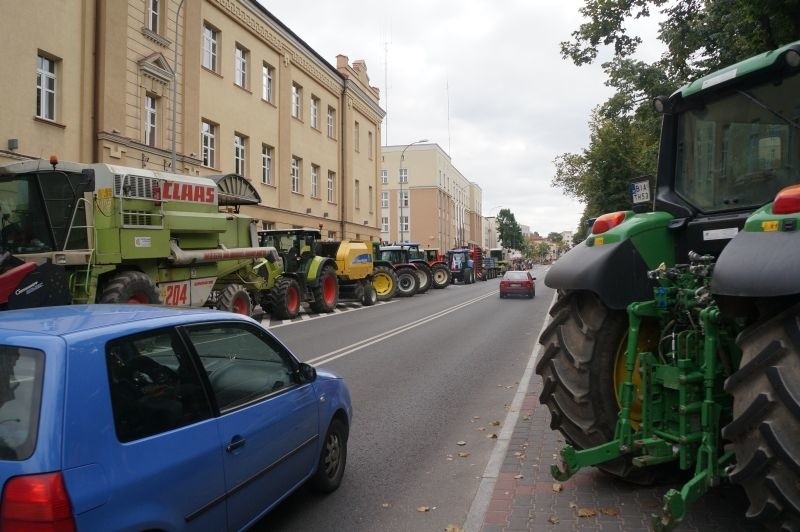 Ul. Mickiewicza. Huk przed urzędem wojewódzkim