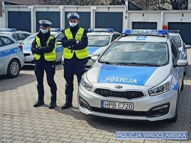 Sierżant Ewelina Myrta i posterunkowy Jakub Szczepański z wrocławskiej drogówki udzielili pomocy 43-latkowi do czasu przyjazdu karetki