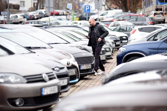 W mieście ma zostać powiększona strefa płatnego parkowania, do tego wzrosną opłaty i wydłużone zostaną godziny płacenia za postój. Choć miejscy radni wciąż pracują nad projektem zmian to temat już budzi wiele kontrowersji wśród mieszkańców.Jednym z radnych, który obecnie zaangażował się w kwestię zmian jest Robert Górski. - Strefa płatnego parkowania obecnie nie działa. Została powołana po to, by ułatwić mieszkańcom znalezienia miejsca do postoju, ale nie spełnia swojej roli. Około 20-30 proc. ruchu  to ludzie, którzy krążą po okolicy i szukają wolnego miejsca. I to nie jest korzystne, bowiem z tego powodu generują się zatory i korki w centrum miasta. To trzeba zmienić - twierdzi Górski. I dodaje, że w Zielonej Górze mamy najniższe ceny za parkowanie w całym kraju- Ostatnie podwyżki były w 2011 roku. To powoduje, że mieszkańcy i przyjezdni często parkują zbyt długo. Dlatego będziemy podnosili opłaty godzinowe i opłaty za abonament. Wprowadzimy karty mieszkańca w nowym wydaniu i karty dla niepełnosprawnych- tłumaczy radny Górski. Jak daleko mogą sięgnąć zmiany?WIĘCEJ NA KOLEJNYCH ZDJĘCIACHPRZECZYTAJ TAKŻE: Zielona Góra. Mieszkańcy apelują o więcej parkingów przy cmentarzu na JędrzychowieWIDEO: Zielona Góra. Pierwsze taksówki w Zielonej Górze napędzane napędem elektrycznym