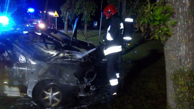 Ogień zniszczył dwa samochody i uszkodził trzecie auto