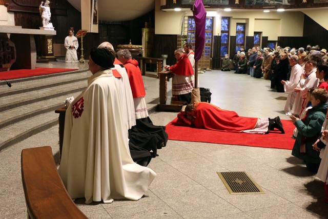 W Wielki Piątek Kościół nie odprawia Mszy świętej - to jedyny taki dzień w roku. Wieczorem katolicy zbierają się na Liturgii Męki Pańskiej.