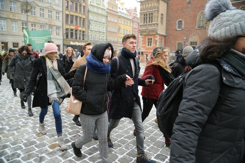 Polonez dla Fredry. Maturzyści zatańczyli na Rynku [MNÓSTWO ZDJĘĆ]