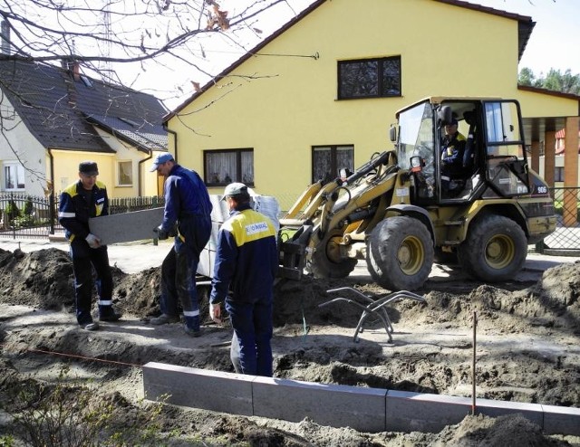 Prace przy wymianie nawierzchni ulic przy placu Wolności w Kępicach.  