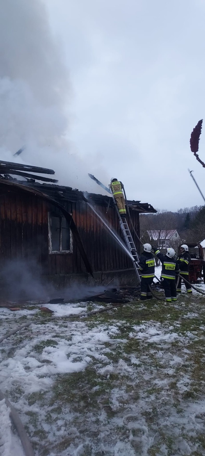 Doszczętnie spłonął dom strażaka z OSP Wojtkowa w pow. bieszczadzkim. Udało mu się wyjść z budynku, ale stracił wszystko [ZDJĘCIA]