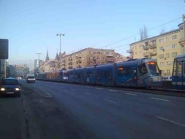 Wrocław: Awaria tramwaju na Kazimierza Wielkiego. Wozy MPK skierowane na objazdy (FOTO)