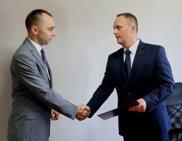 Adam Dębski (z lewej) przez ostatnich 8 lat pracował jako rzecznik prasowy Podlaskiego Oddziału Wojewódzkiego NFZ w Białymstoku.