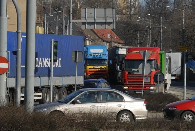 Jeszcze niedawno ul. Podmiejska przy rondzie Santockim była zapchana przez tiry (na zdjęciu godziny szczytu w Gorzowie przed otwarciem obwodnicy). Dziś można tu przejechać bez problemu.