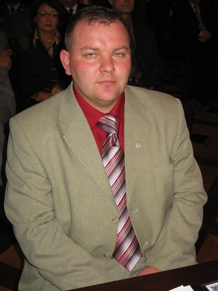 Mariusz Ślufarski jest radnym niezależnym, popierającym politykę prezydenta. Jednak w wyborach starował jako członek Obywatelskiego Porozumienia Samorządowego, które jest w opozycji do obecnej władzy.