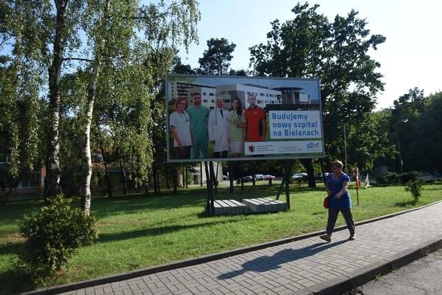 O prowadzonej przebudowie Wojewódzkiego Szpitala Zespolonego w Toruniu pacjentów informuje m.in. sporych rozmiarów billboard