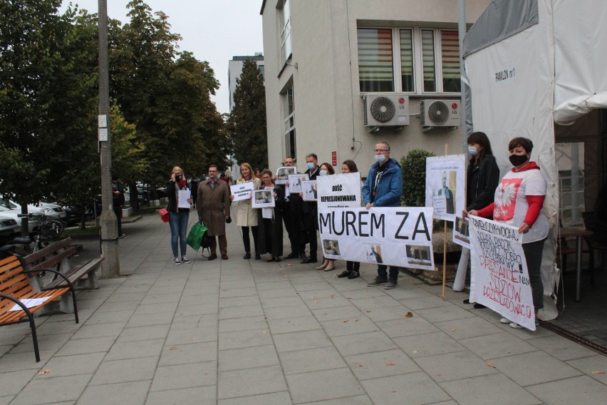 Krakowscy sędziowie protestowali w  obronie trojga kolegów...