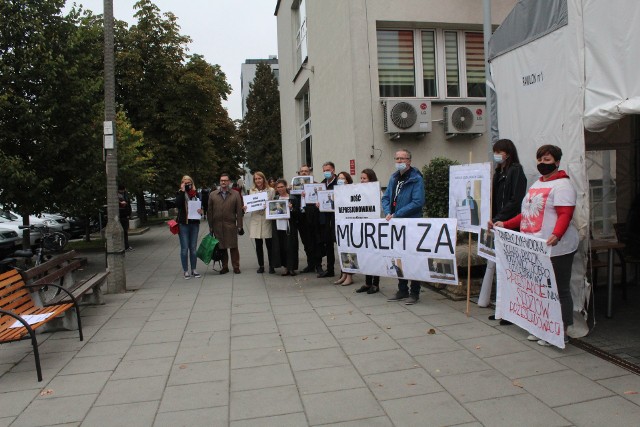 Krakowscy sędziowie protestowali w  obronie trojga kolegów przenoszonych do innych wydziałów