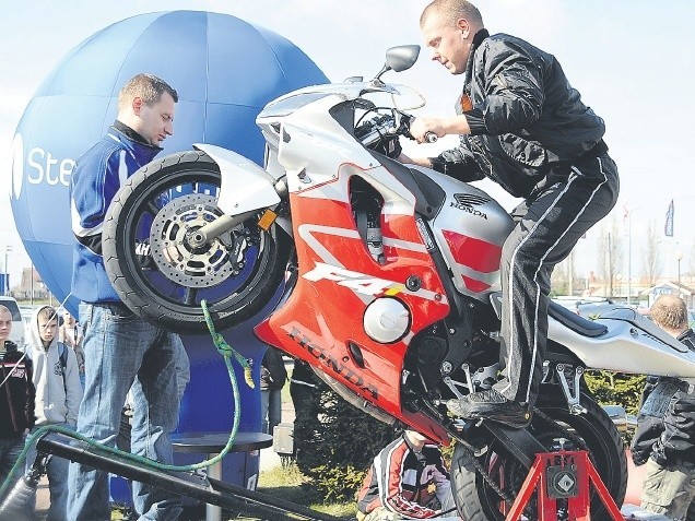 Symulator jazdy na jednym kole - jedna z licznych atrakcji szczecińskiego Motoshow.